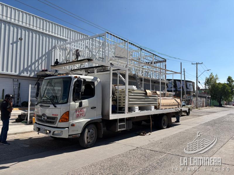 Entrega de panel en obra comercial